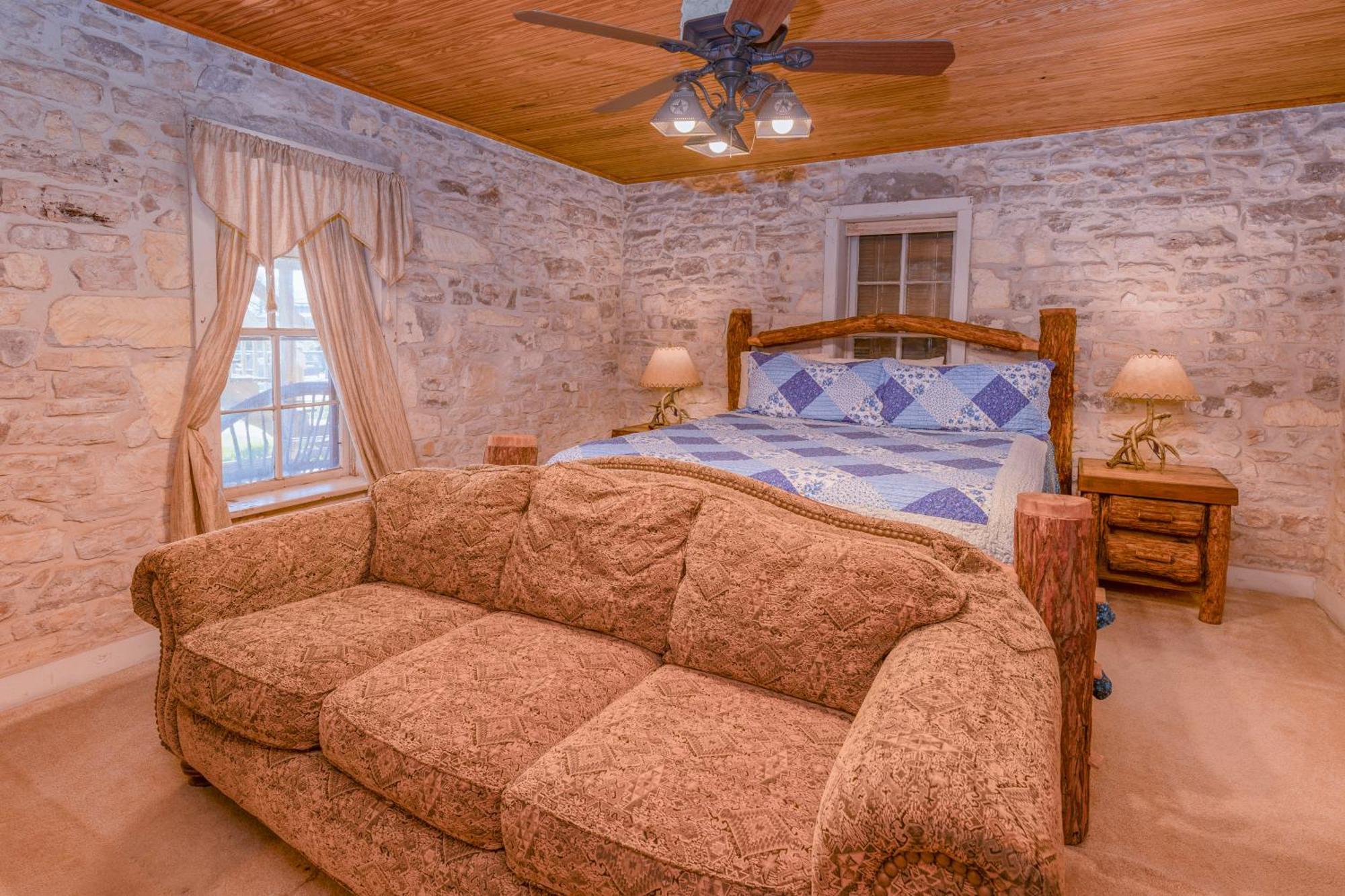 Country Hotel *
